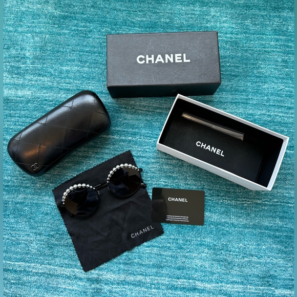 Chanel matte black & pearl sunglasses - Picture 2 of 5